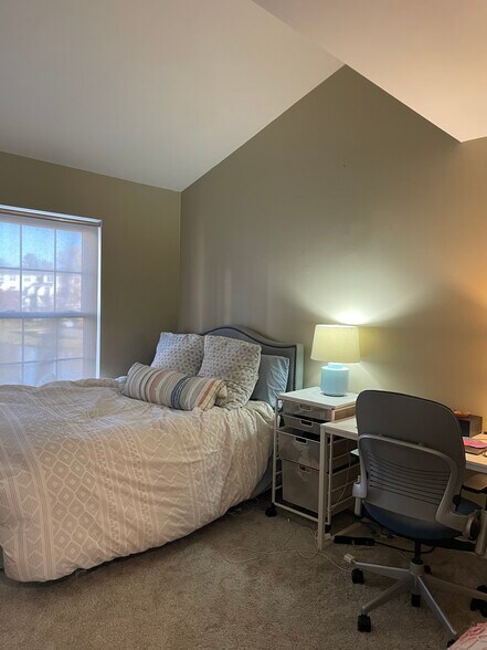 bedroom #1 - 1954 Lindsay Ln