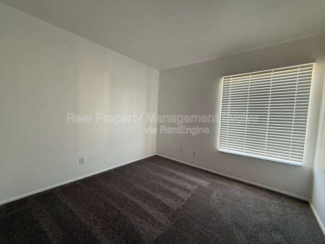 Building Photo - 3840 N 43rd Ave