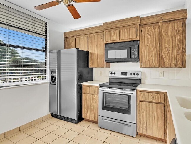 Building Photo - 1711 Whitehall Dr