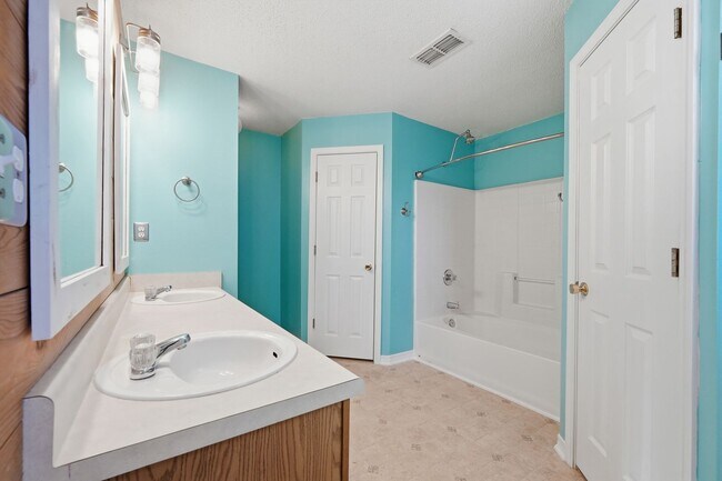 Building Photo - 3 Bedroom in Central Crestview!