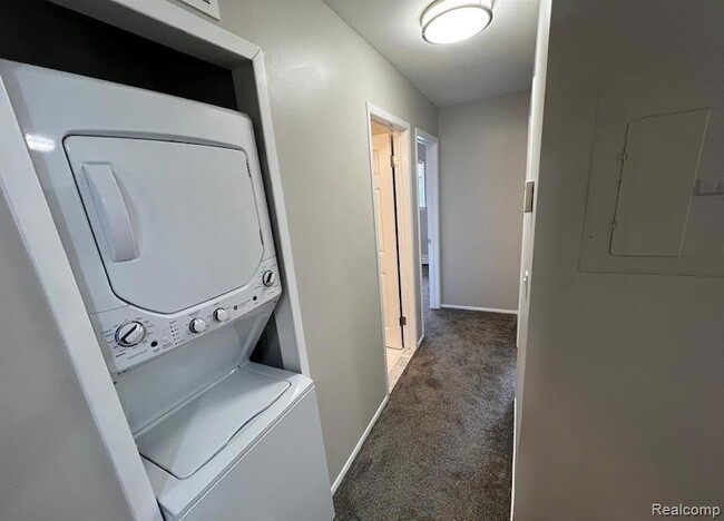 Building Photo - 2445 Torquay Ave