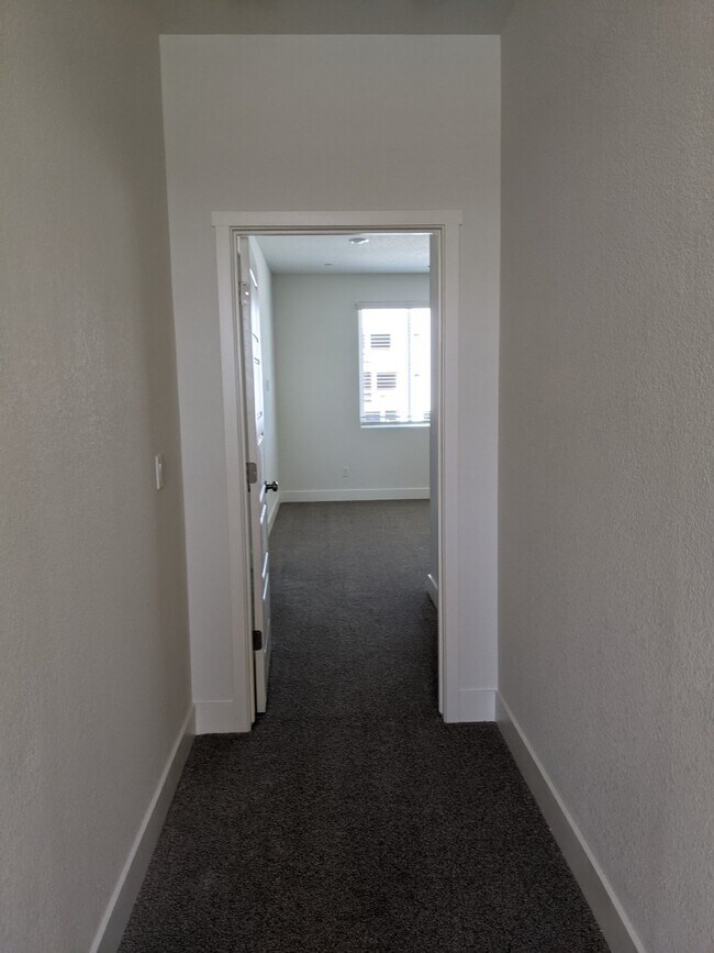 Building Photo - Prime location in Merced!