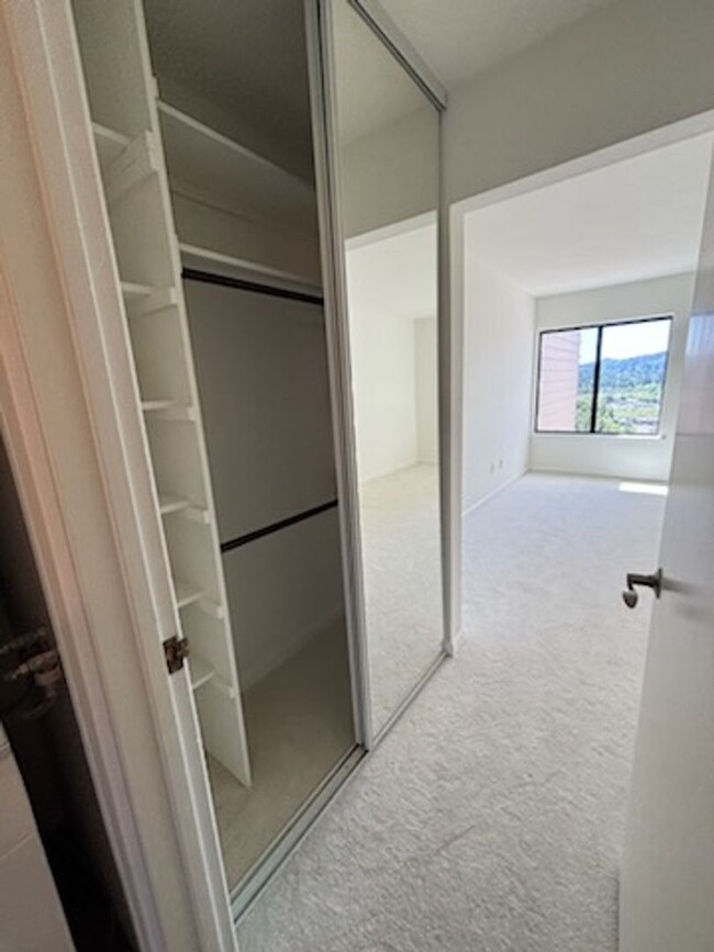 Building Photo - Beautiful Condo with Scenic Views in Green...