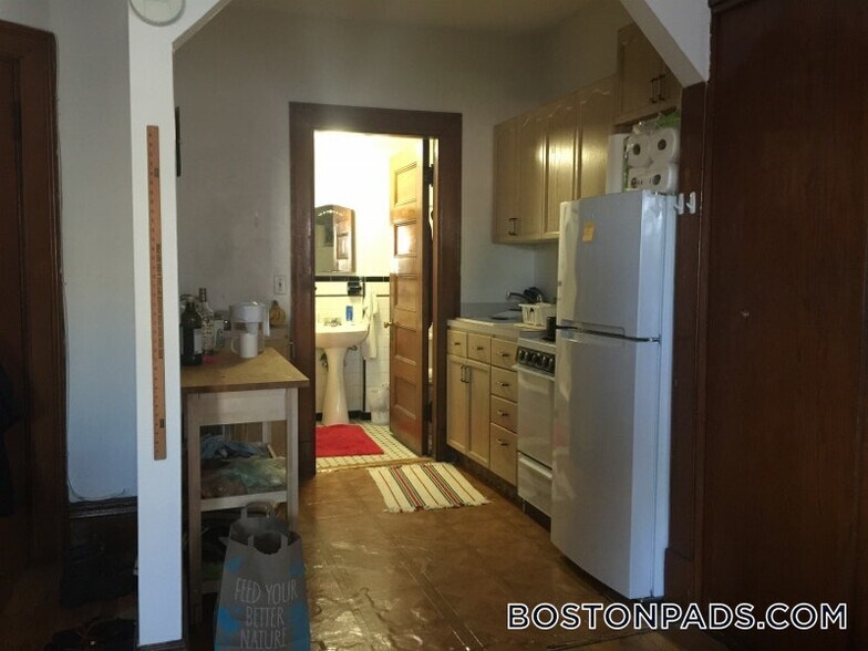 Building Photo - 849 Beacon St