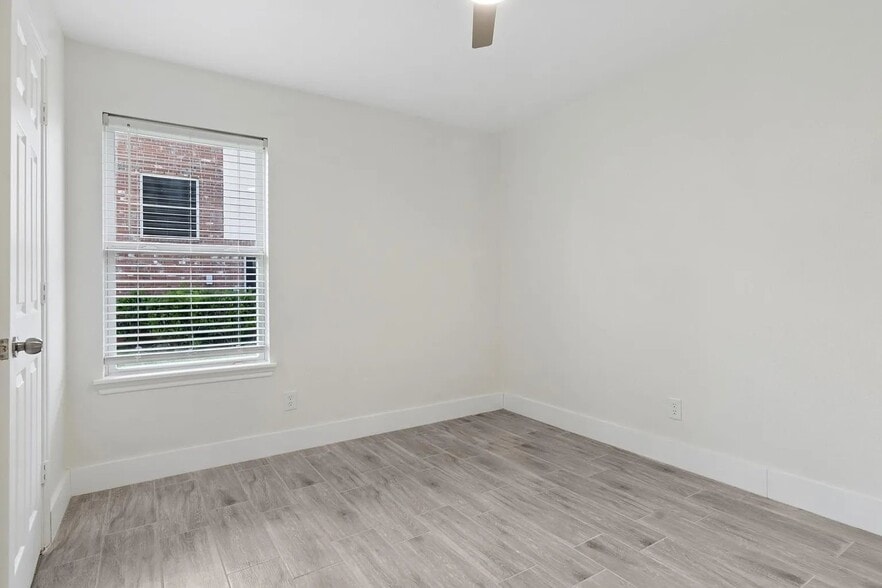 Building Photo - 17910 Royal Gate Ln