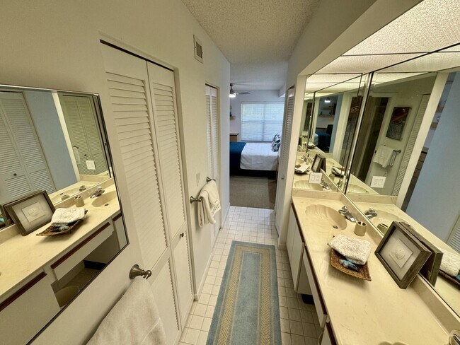 Building Photo - 5121 Oakhill Ln