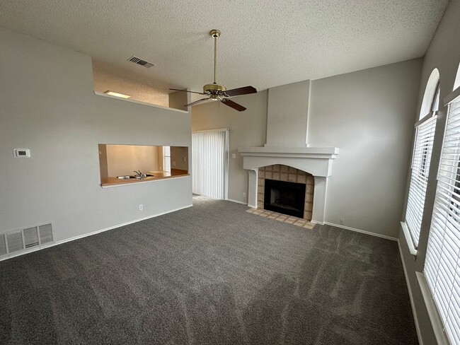 Building Photo - CUTE 3 BEDROOM 2 BATH IN NORTHSIDE ISD