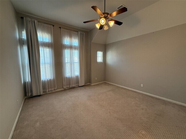 Building Photo - 2018 Royal Landing Dr