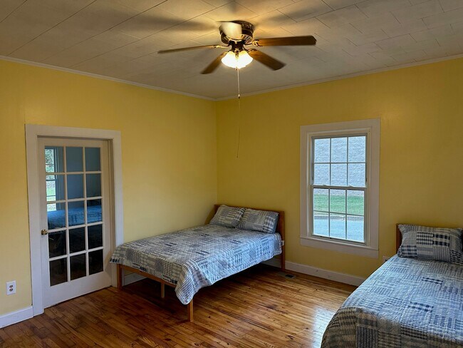 Building Photo - 302 Catawba Ave