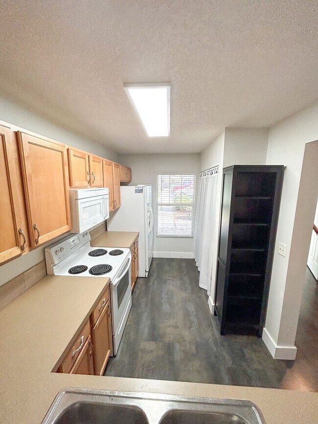 Building Photo - Hailey Gardens #125