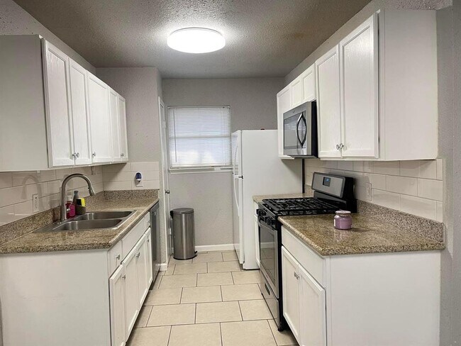 Building Photo - 14227 Clear Forest Dr
