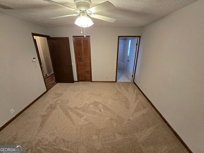 Building Photo - 425 Sunnyside Dr