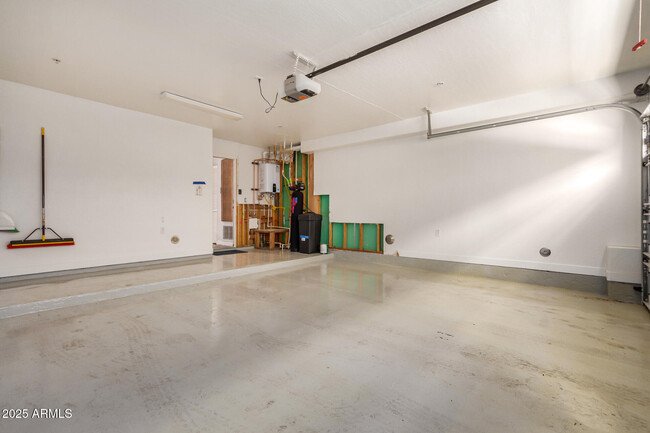 Building Photo - 815 E Rose Ln