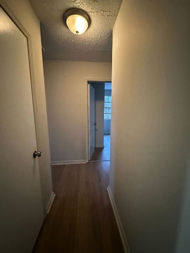 Building Photo - Charming Duplex for Rent- Spacious and Convenient Living!