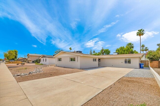 Building Photo - 6 Bedroom/4 Bath - Fully Remodeled