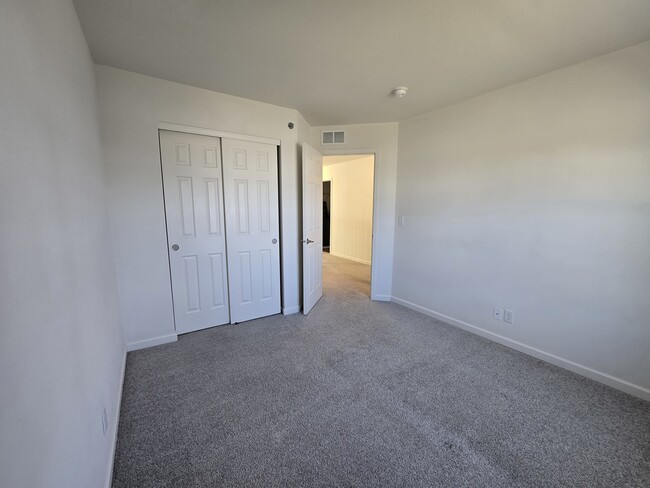 Building Photo - 7106 Country Club Hills Dr