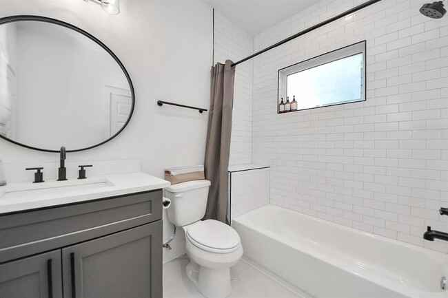 Building Photo - 1304 W 24th St