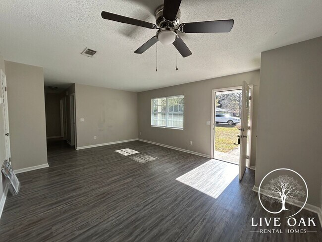 Building Photo - MOVE IN SPECIAL: $500 OFF 1ST MONTH'S RENT!**