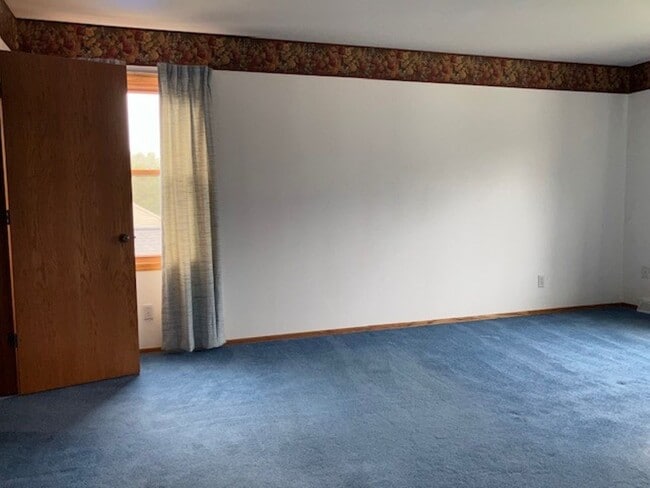 Building Photo - Spacious 4 bedroom, 2.5 Bath Two Story Home