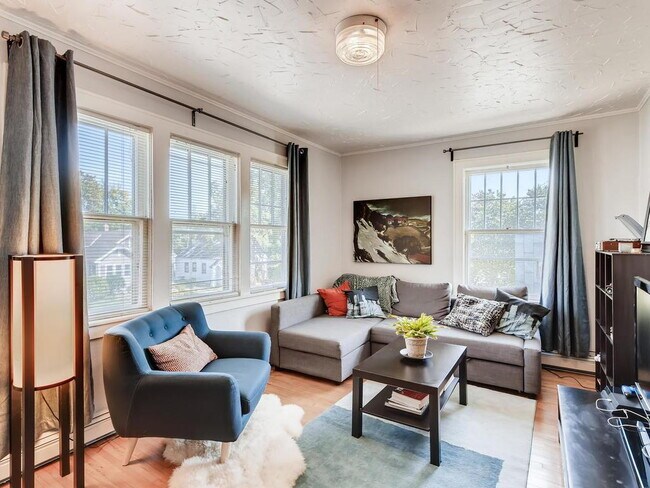 Building Photo - Rare Find: 2BR With Private Rooftop Deck, Bryn Mawr