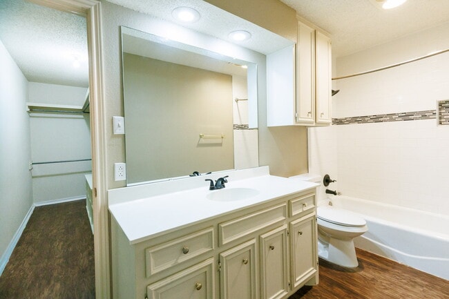 Building Photo - Welcome to this Spacious 2-Bedroom Home!