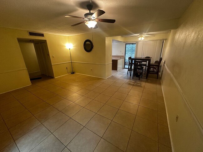 Building Photo - Spacious 2/2 Close to UF