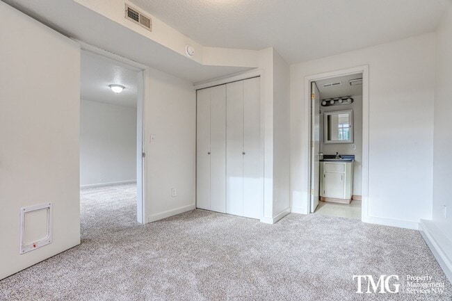 Building Photo - Spacious 4BR Townhome with AC, W/D, Garage...