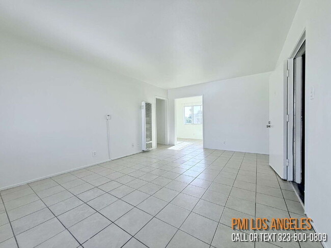 Building Photo - 943 W 68th St