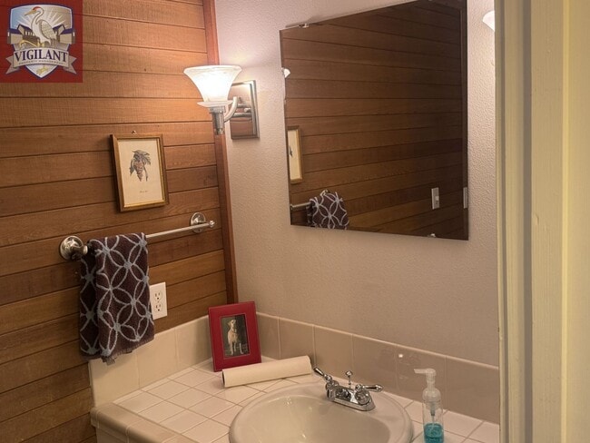 Building Photo - Amazing Furnished 4 bedroom home