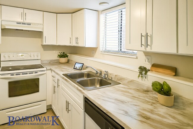 Building Photo - 3944 Crown Ave