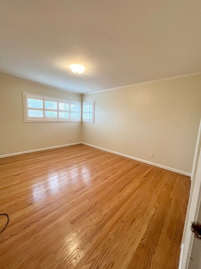 Building Photo - Spacious and Centrally Located, Pet Friend...