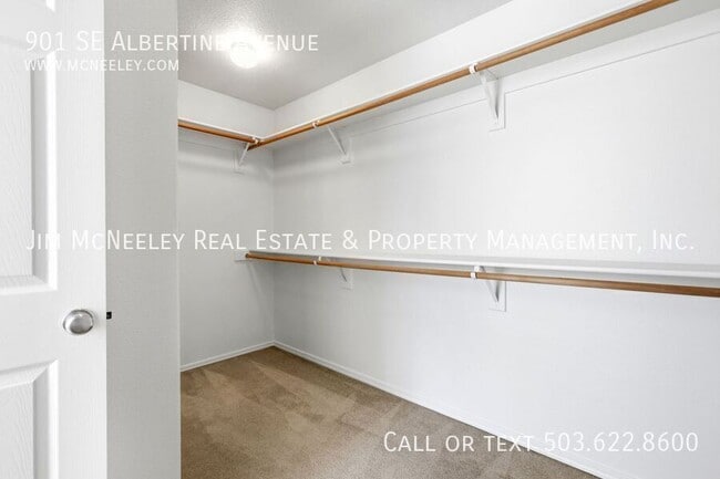 Building Photo - 901 SE Albertine St