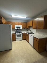 Building Photo - 2 Bedroom 1 Bath Partially Renovated - Cou...