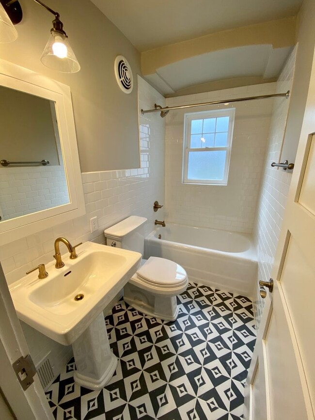 Building Photo - Charming 3 bed 1 bath House with Tons of Updates and Private Backyard!