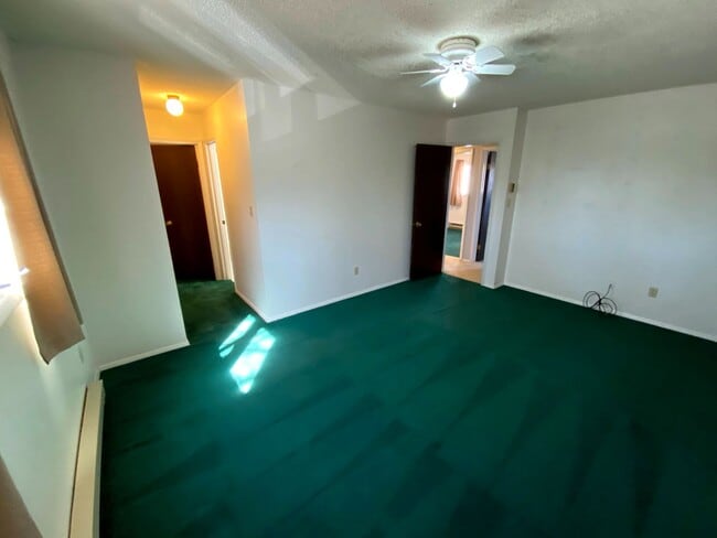 Building Photo - 3 Bedroom, 1.5 Bathroom Townhouse Next to High School and Middle School