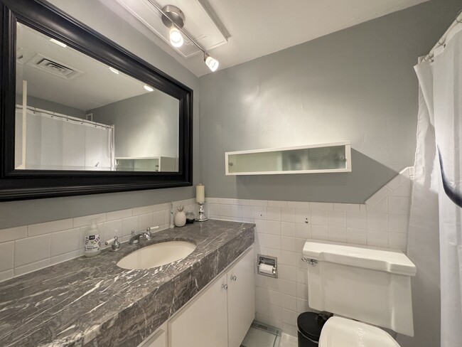 Building Photo - 4545 Wornall Rd