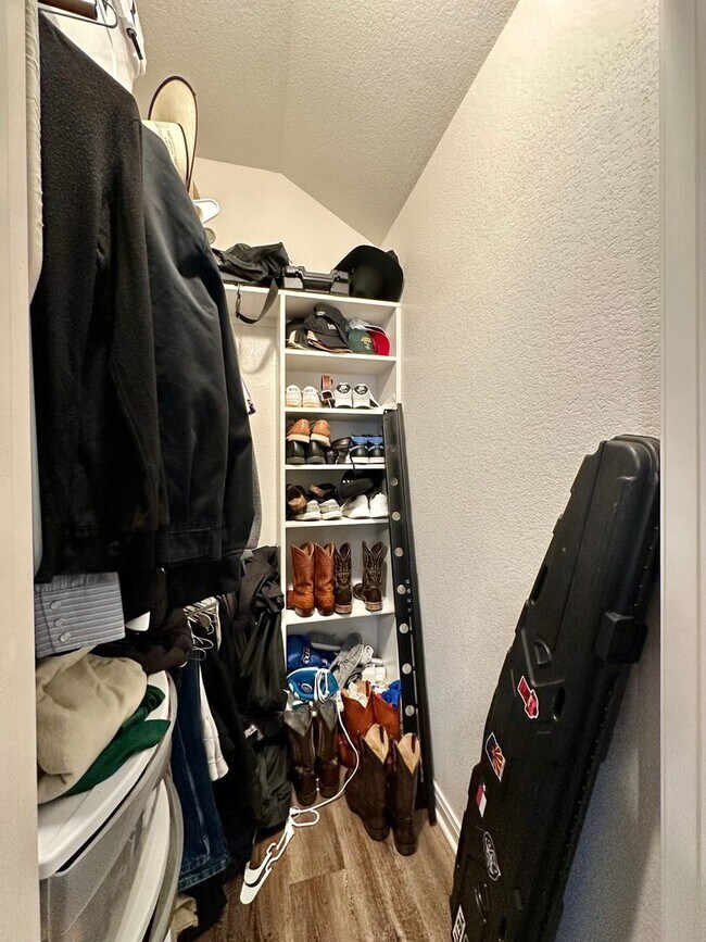 Building Photo - Spacious 4-Bed, 4.5-Bath Home with Fenced Yard in the Baylor Bubble!