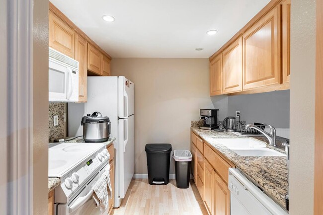Building Photo - 5488 Roundtree Dr