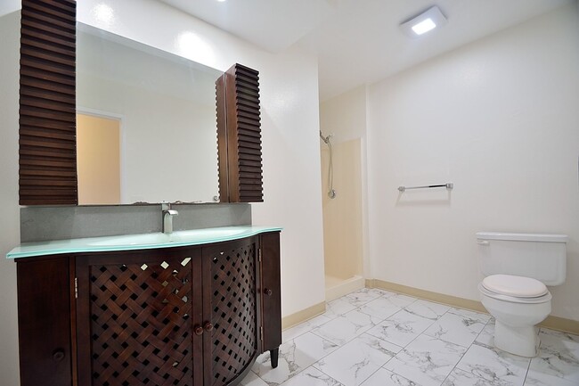 Building Photo - w4336