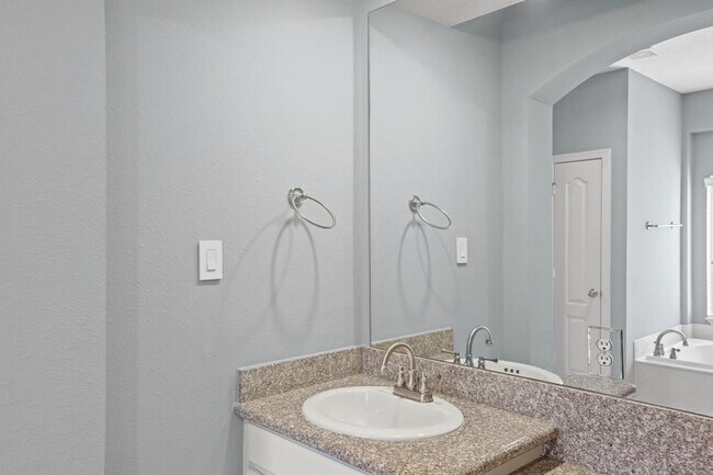 Building Photo - 1606 Sunderland Dr