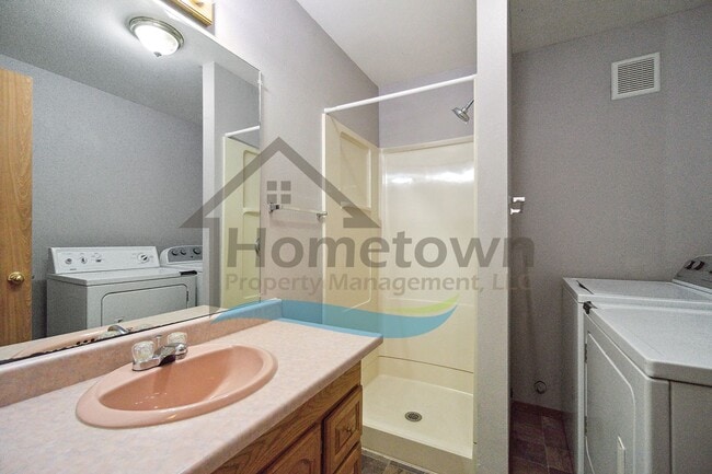 Building Photo - 4 Bedroom 2 Bathroom Home with Attached 2 ...