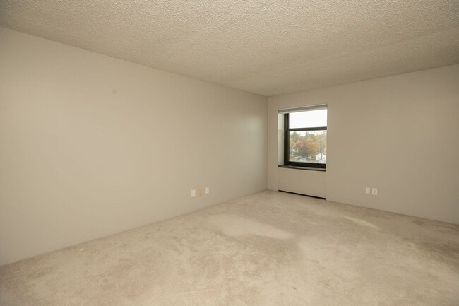 Building Photo - FALL RENT DEAL! Unbeatable Views, Ample Am...
