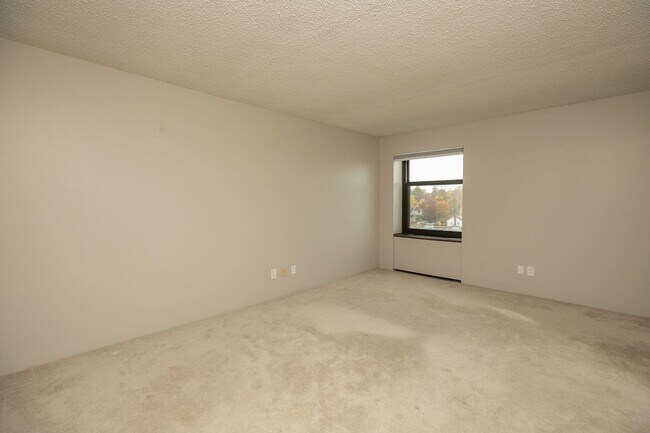 Building Photo - Unbeatable Views, Ample Amenities, 2 Bed 1...