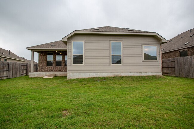 Building Photo - Beautiful One Level 3 BR / 2 BA Home for R...