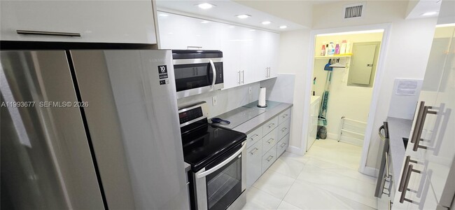 Building Photo - 6917 Collins Ave