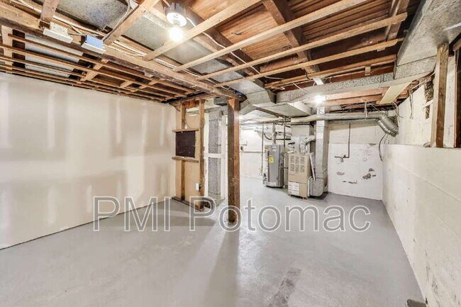 Building Photo - 8349 Bear Creek Dr
