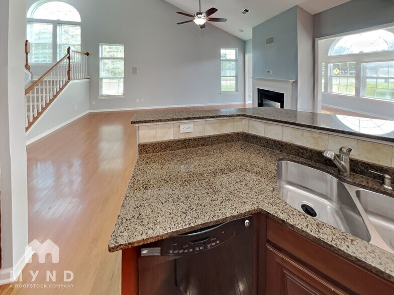 Building Photo - 606 Shoreline Blvd