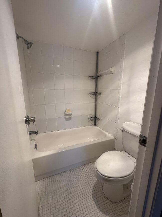 Building Photo - 4158 Inverrary Dr