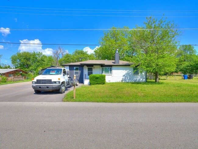 Building Photo - Great home, 4 bedrooms or 3+study, 1.5 bat...