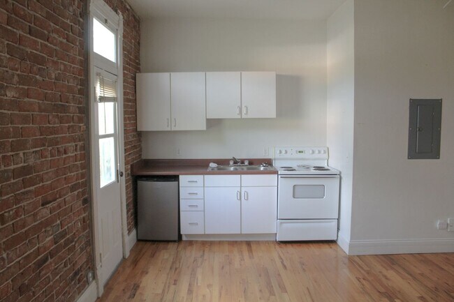 Building Photo - Charming Historic Studio in the Heart of D...